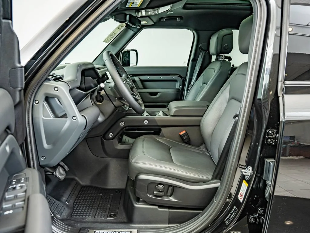 New 2026 Santorini Black Land Rover X-Dynamic SE image 32