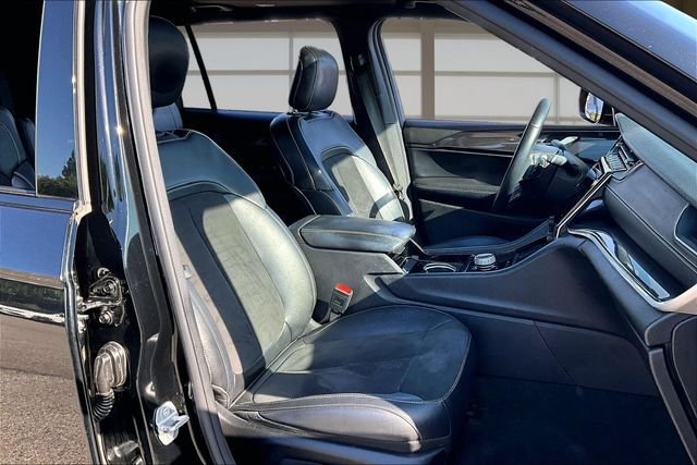 Used 2022 Black Jeep Altitude image 7
