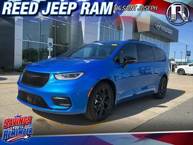 2026 Chrysler Pacifica Select's photo