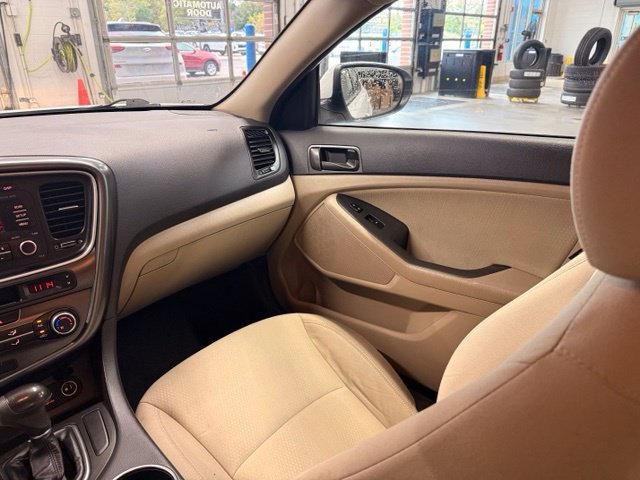 Used 2015 White Kia LX image 19