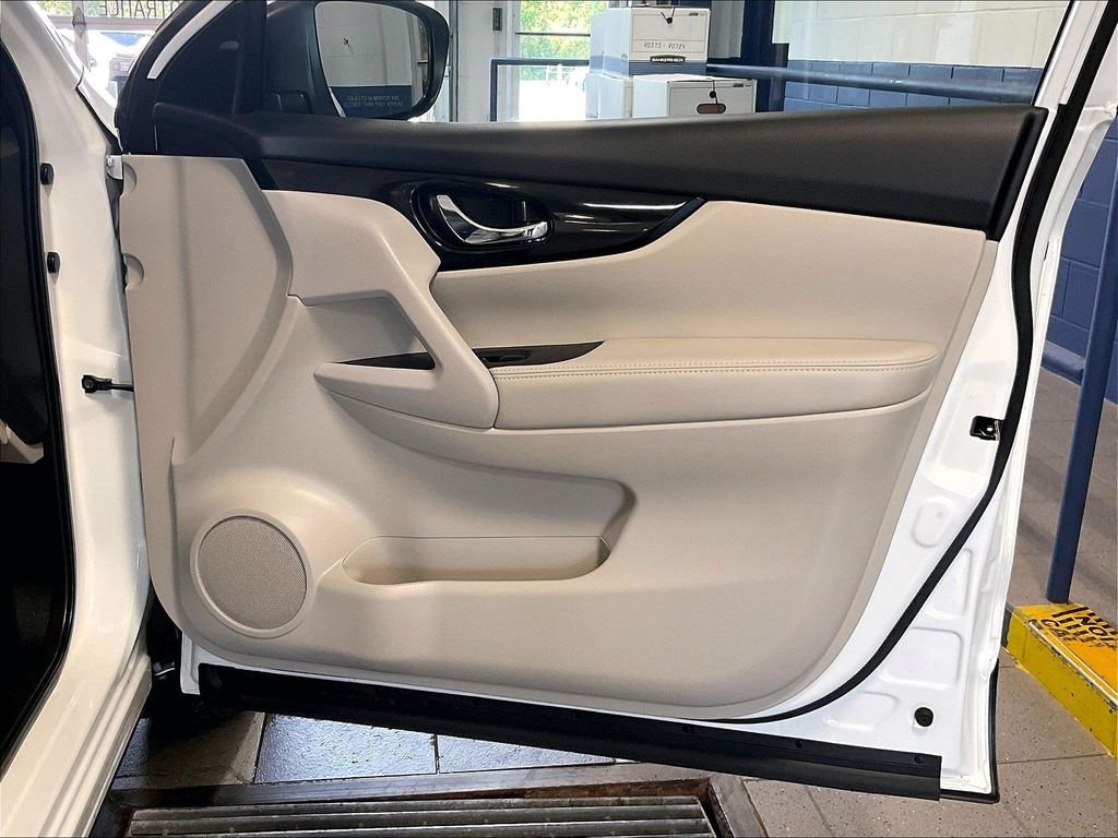 Used 2022 White Nissan SV image 12