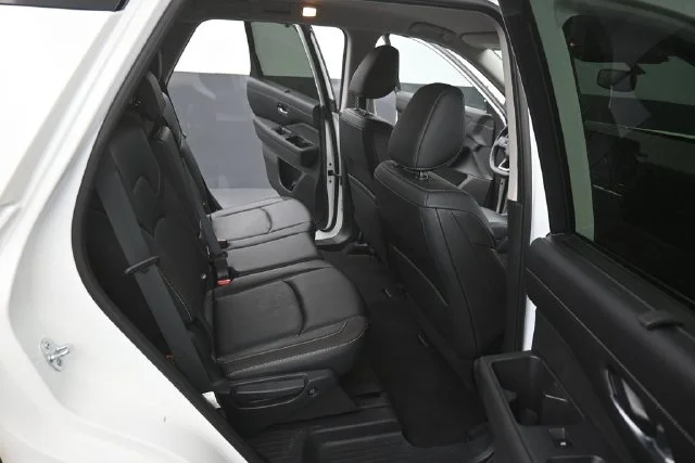 Used 2022 White Nissan SL image 16