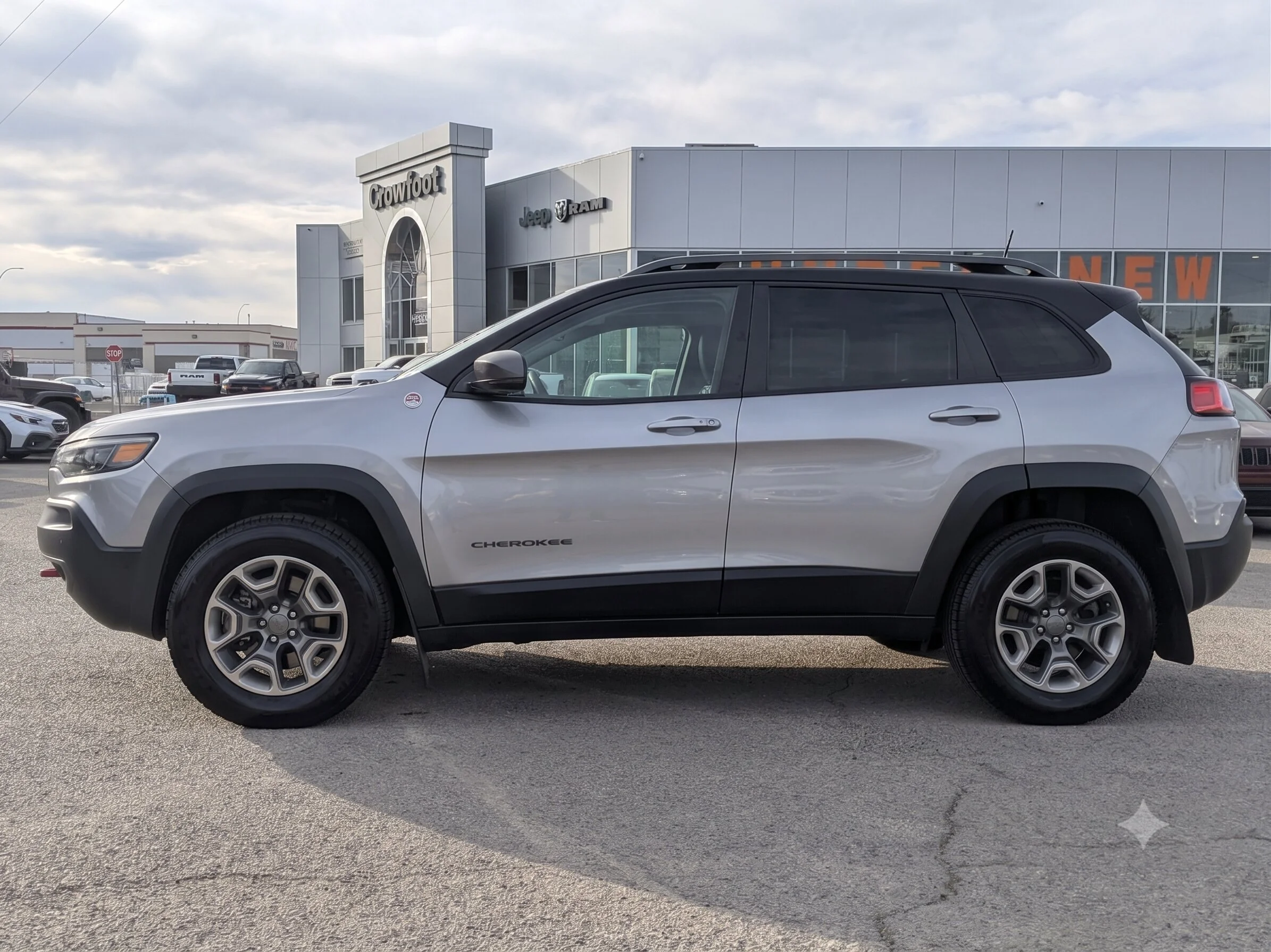 Used 2019 Grey Jeep Trailhawk Elite - Nappa Leather - Command View Sunroof - Trailer Tow - Heated & Cooled Seats image 5