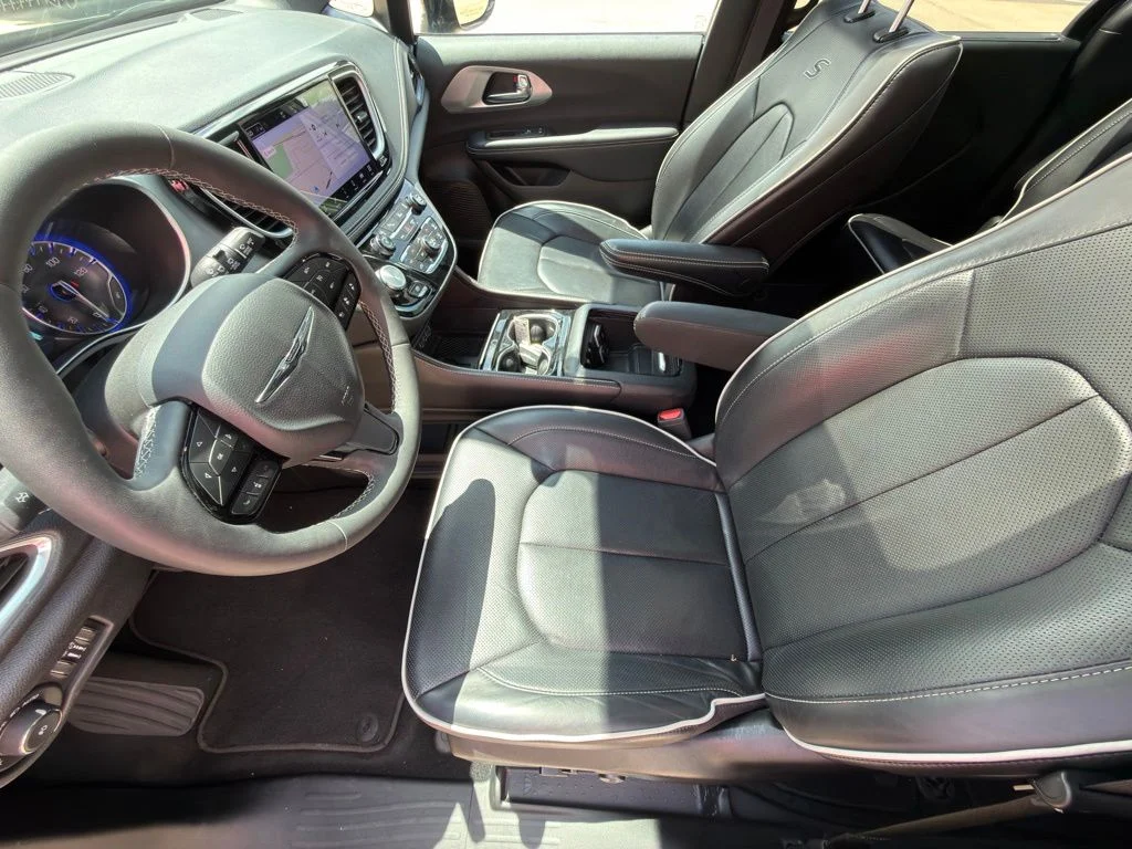 Used 2025 White Chrysler Limited image 10