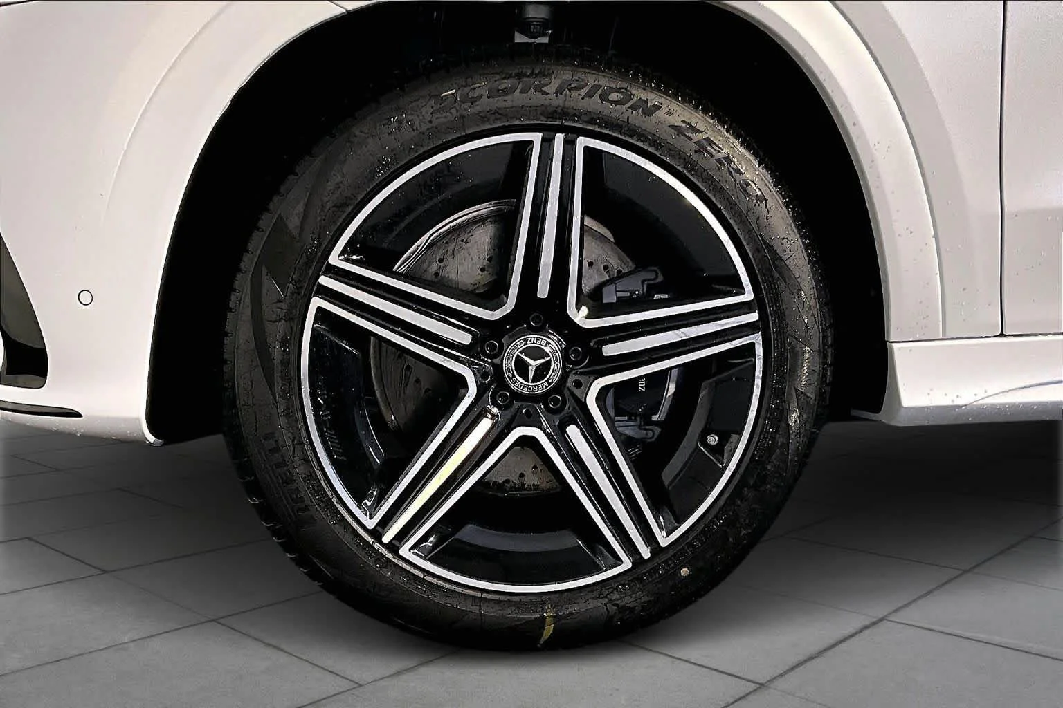 New 2026 MANUFAKTUR Moonlight White Magno Mercedes-Benz GLE 350 image 17