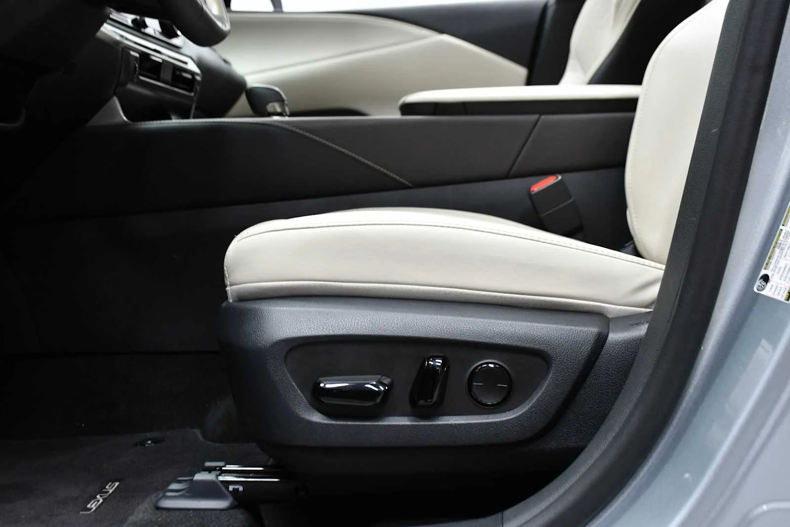 Used 2025 Iridium Lexus Premium Plus image 15