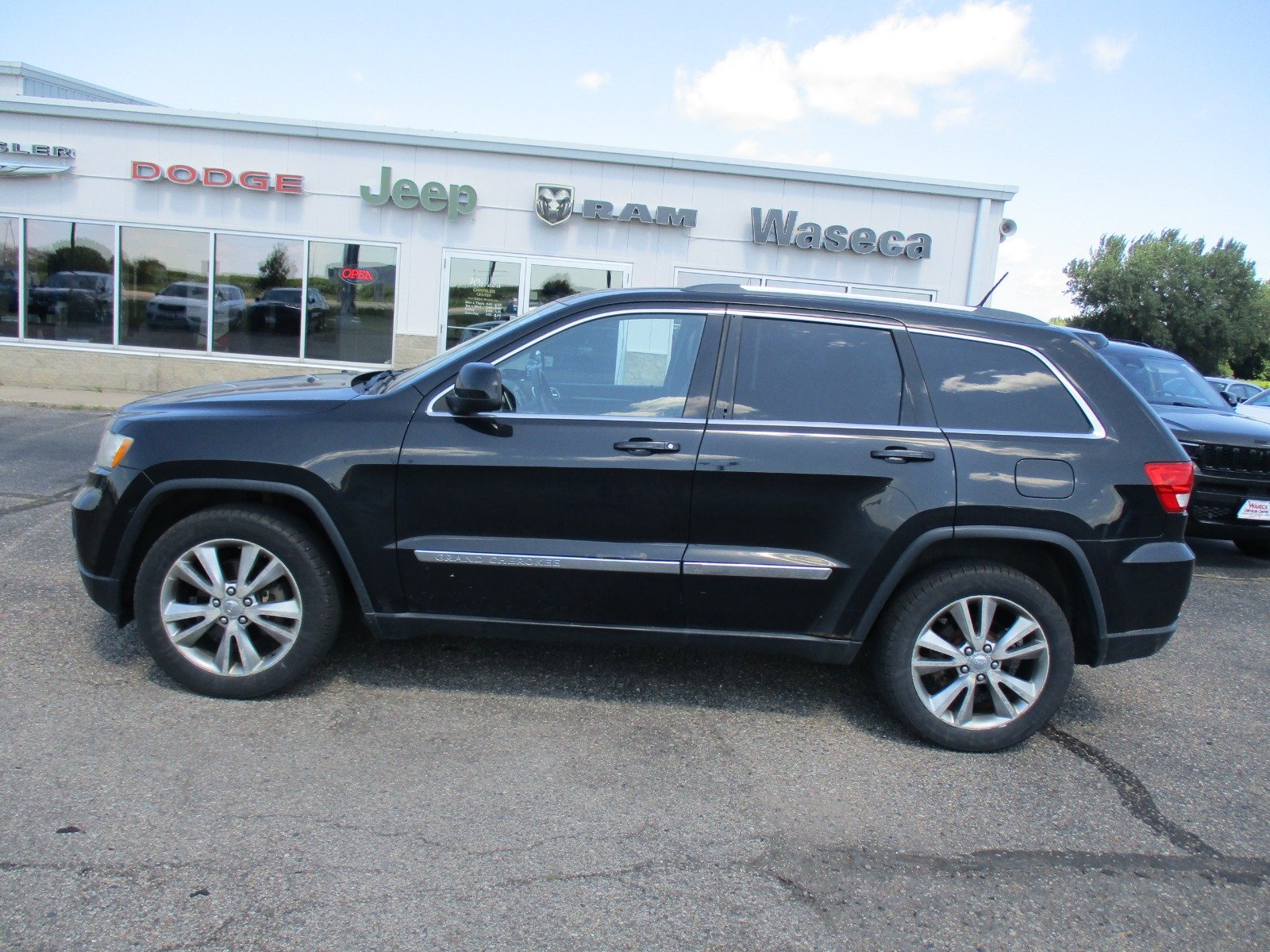 Used 2013 Jeep Grand Cherokee Laredo X with VIN 1C4RJFAG0DC506189 for sale in Waseca, Minnesota