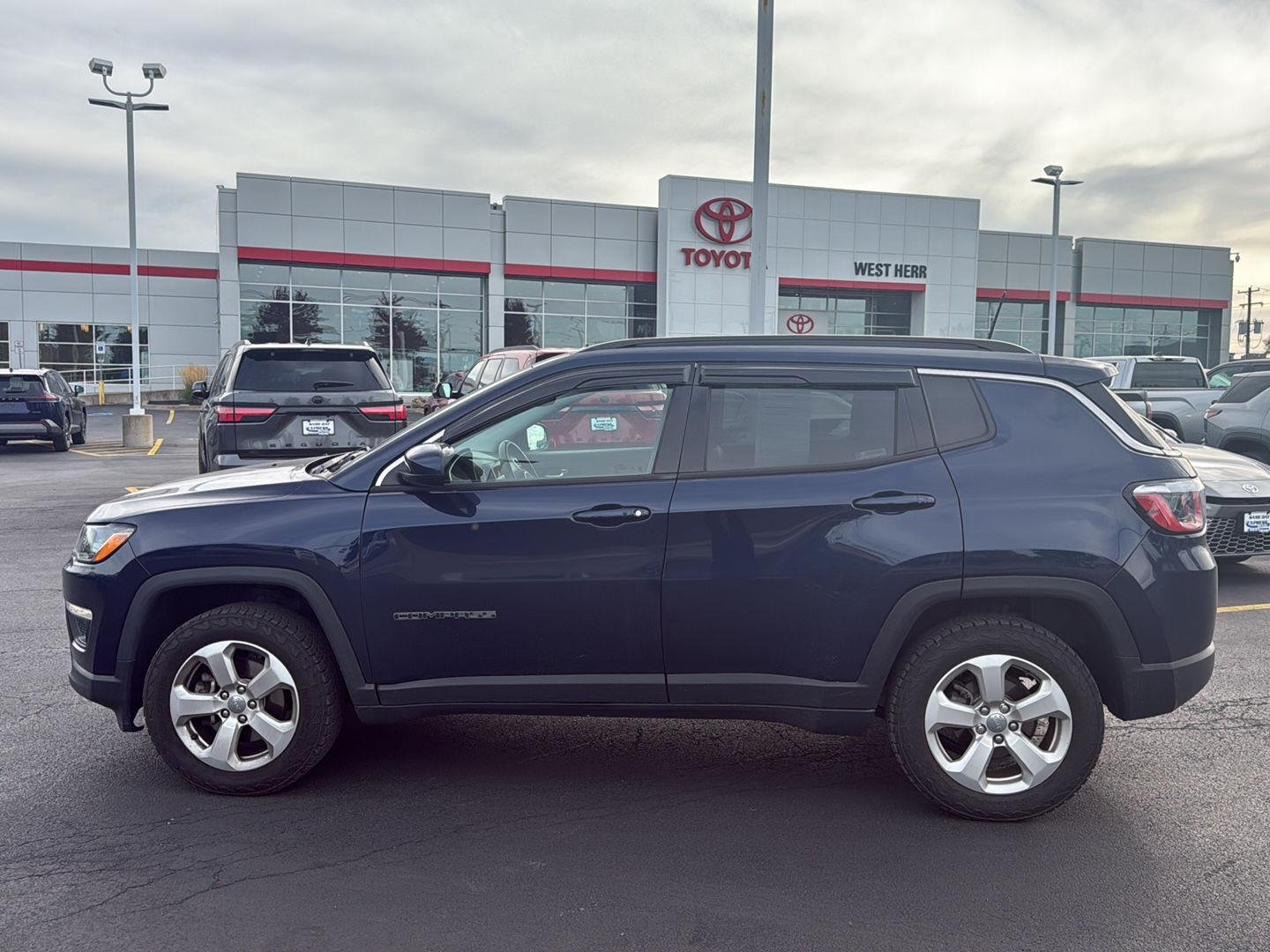 Used 2019 Jazz Blue Pearlcoat Jeep Latitude image 6