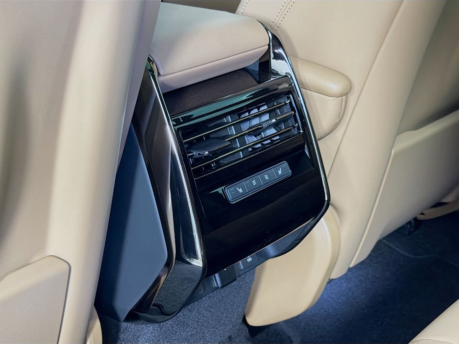 New 2026 Fuji White Land Rover SE image 28