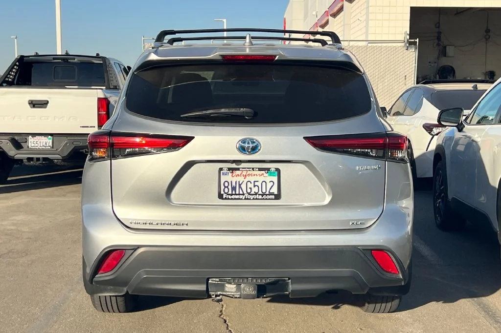 Used 2021 Silver Toyota XLE image 7