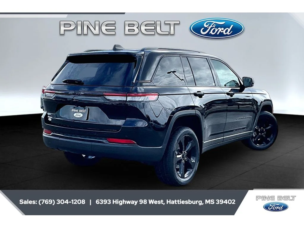 Used 2022 Diamond Black Crystal Pearlcoat Jeep Altitude image 6