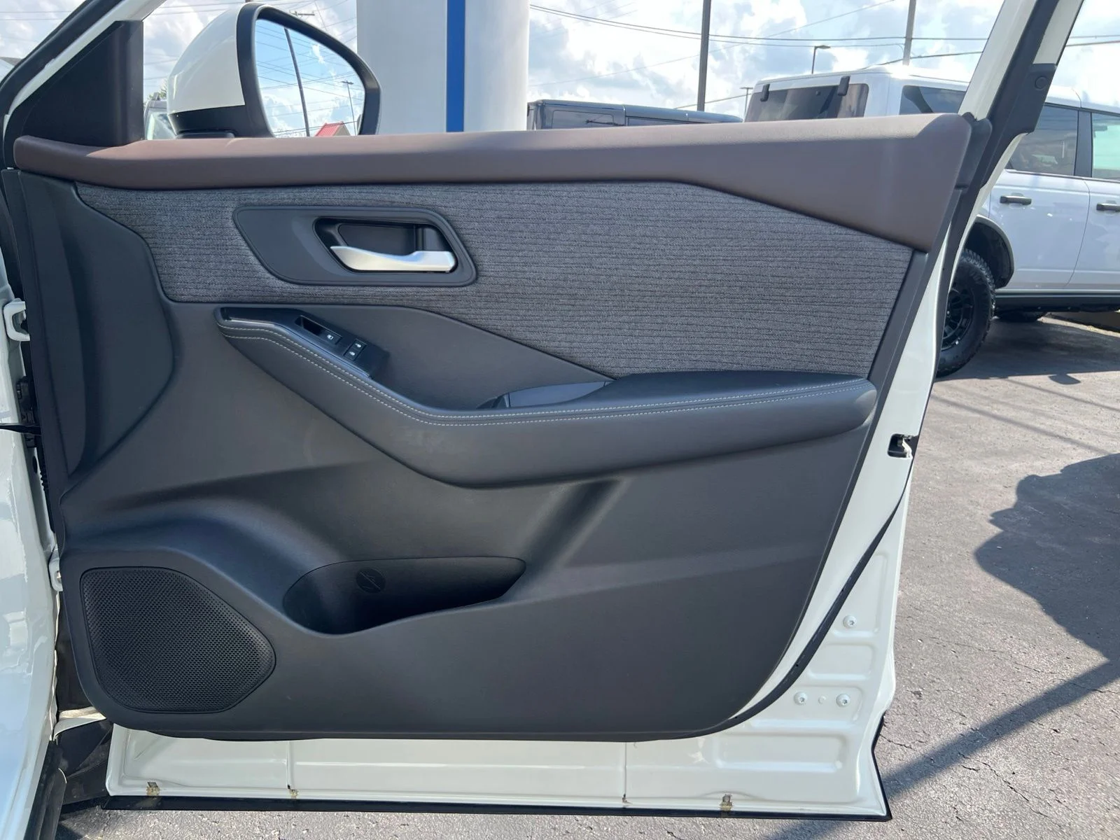 Used 2022 White Nissan SV image 40