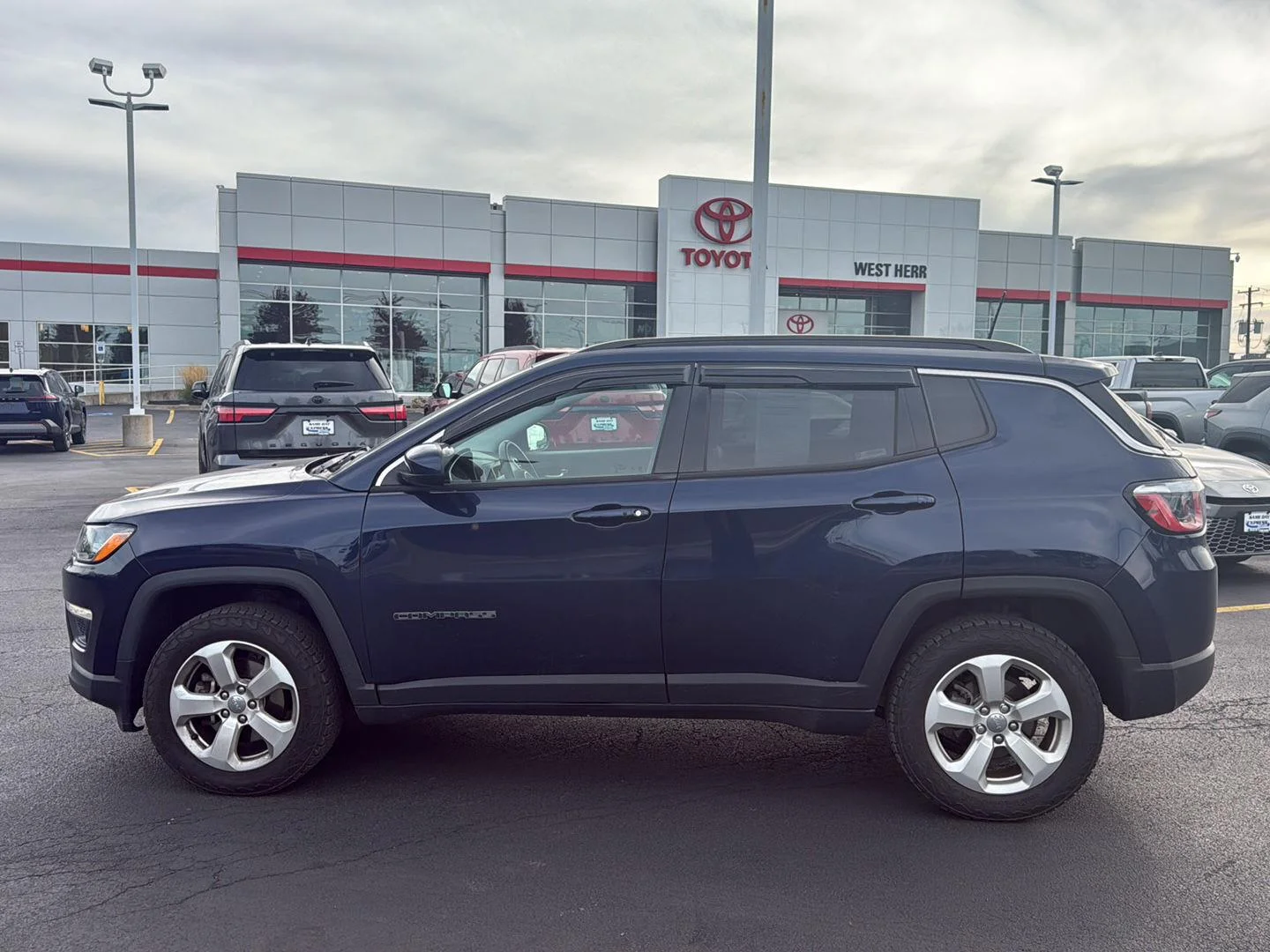 Used 2019 Jazz Blue Pearlcoat Jeep Latitude image 6