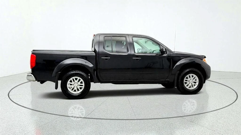 Used 2017 Magnetic Black Nissan 2017.5 Crew Cab 4x4 SV V6 Automatic w/ Value Truck Pkg image 4