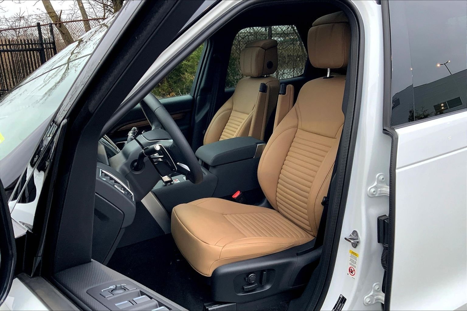 Certified Used 2025 Fuji White Land Rover Dynamic SE image 7