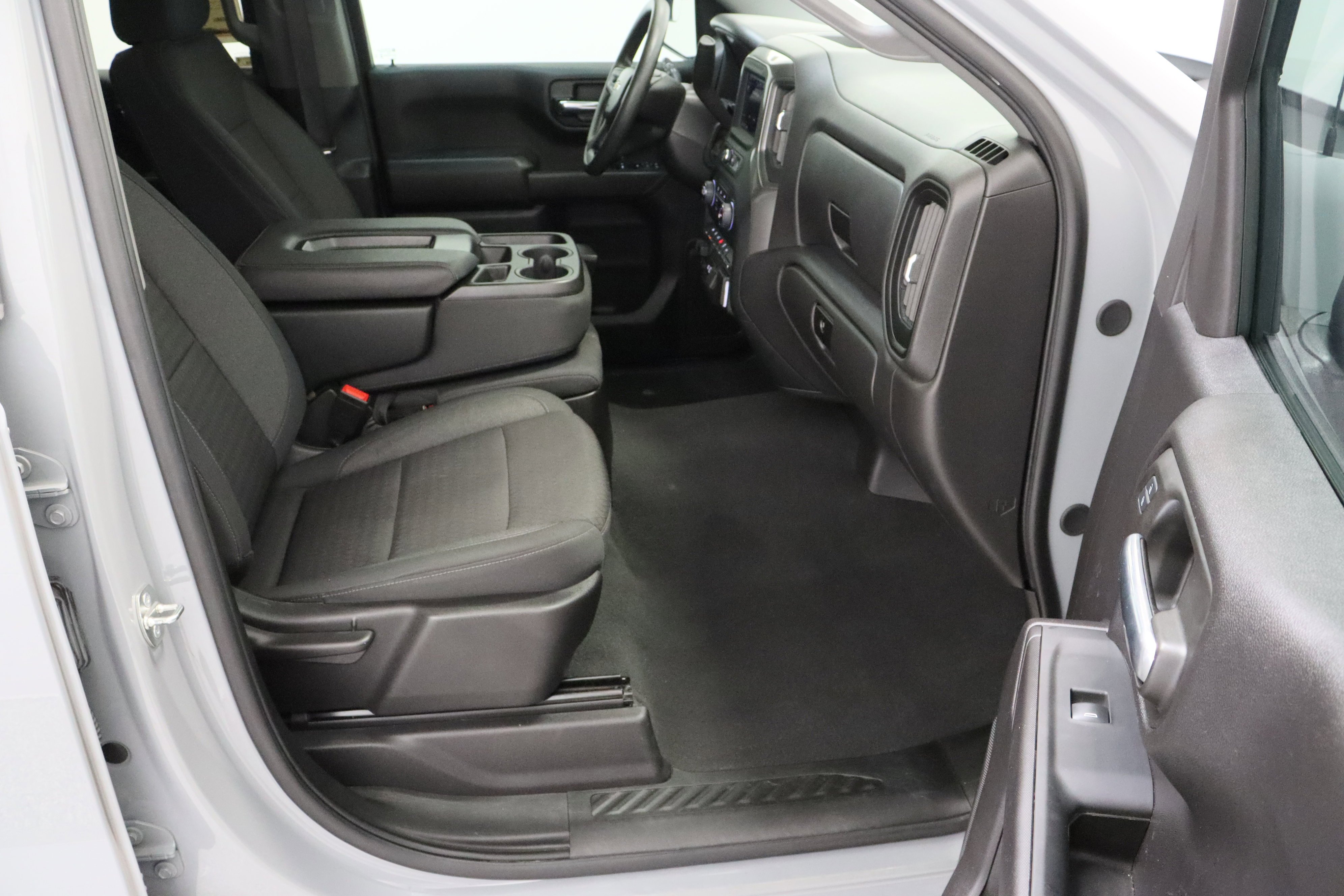 Used 2024 Slate Gray Metallic Chevrolet Custom 2.7T image 36