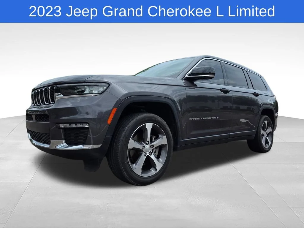 Used 2023  Jeep Limited image 10