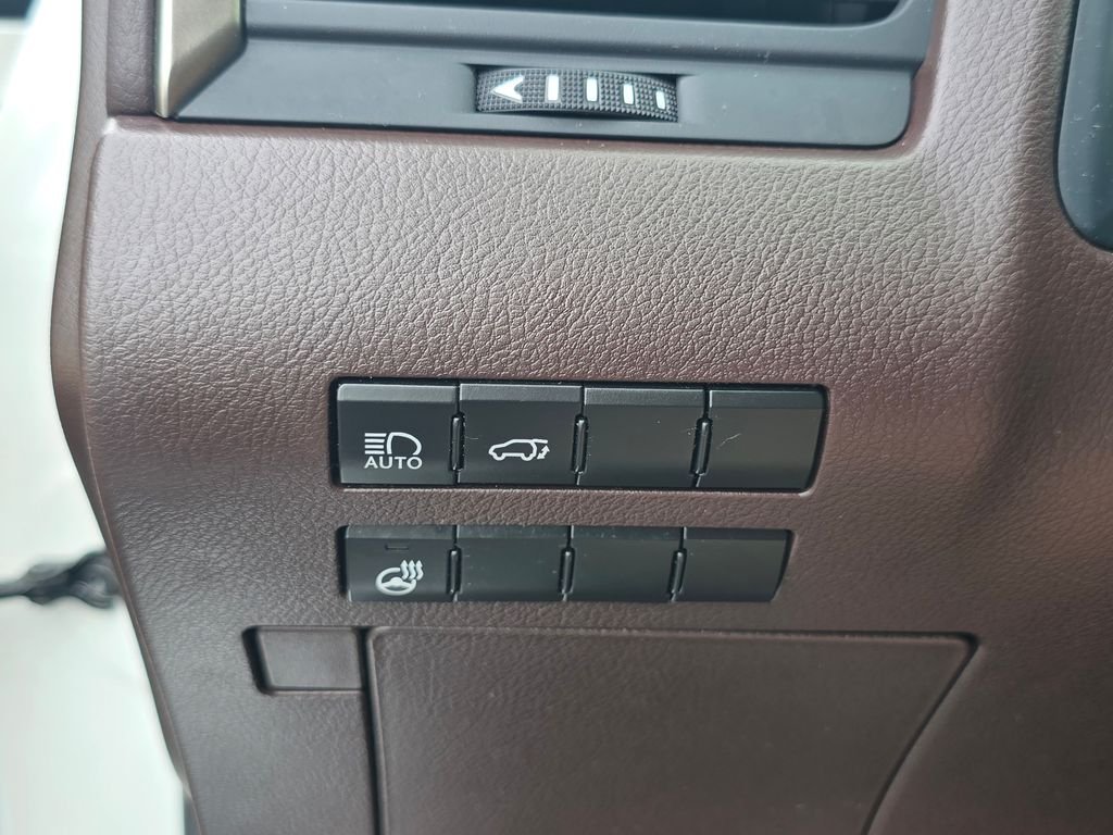 Used 2019 White Lexus 350L image 17