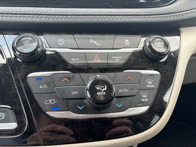 Used 2019 Gray Chrysler Limited image 9
