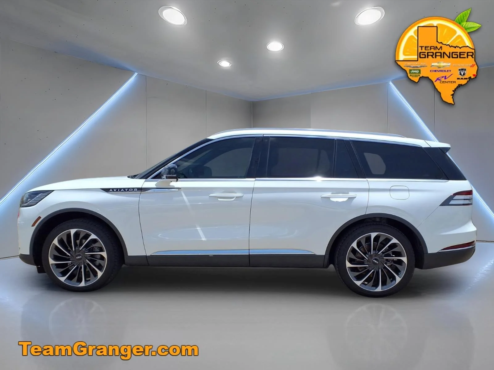 Used 2025 White Lincoln Reserve image 6