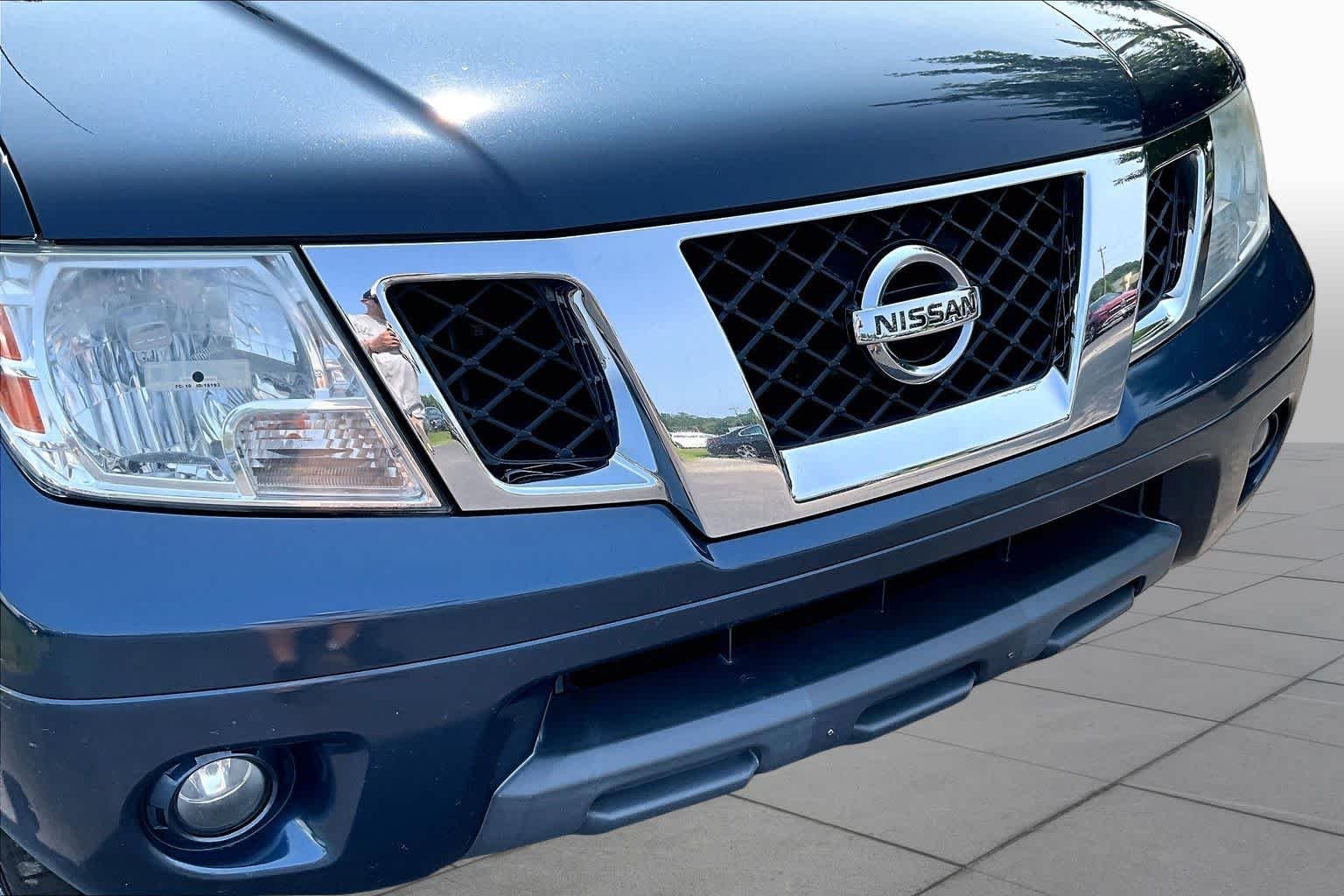 Used 2016 Arctic Blue Metallic Nissan SV image 27