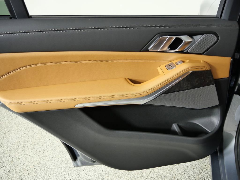 Used 2026 Skyscraper Grey Metallic BMW xDrive40i image 32