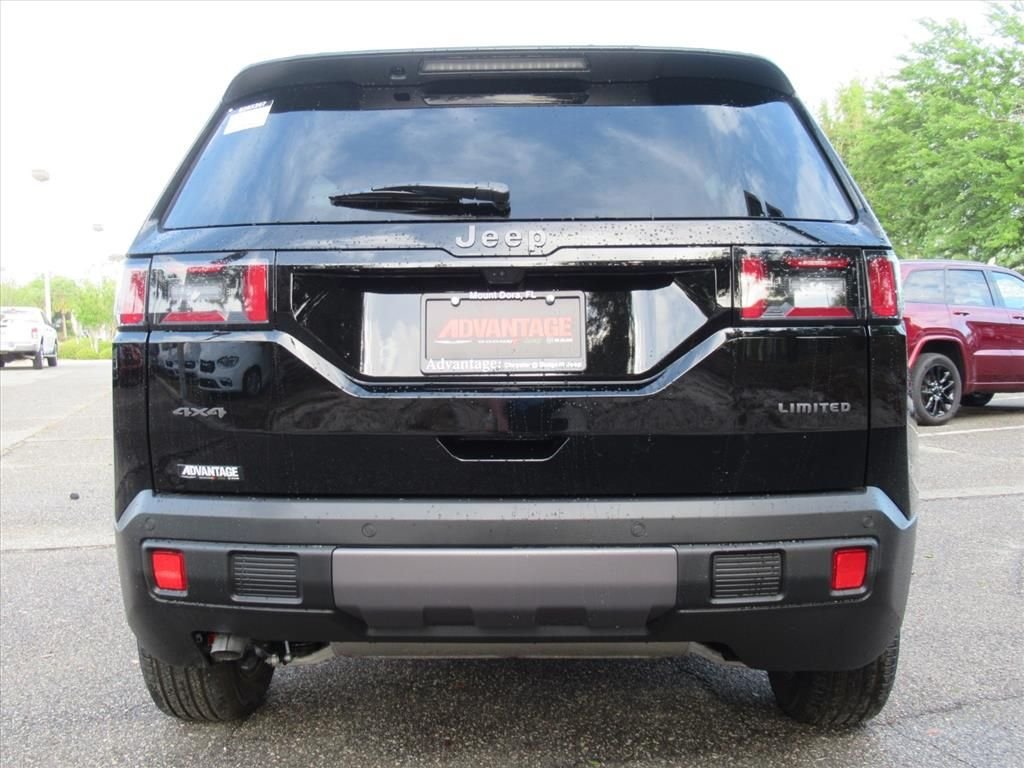 New 2026 Diamond Black Crystal Pearl-Coat Exterior Paint Jeep Limited image 6