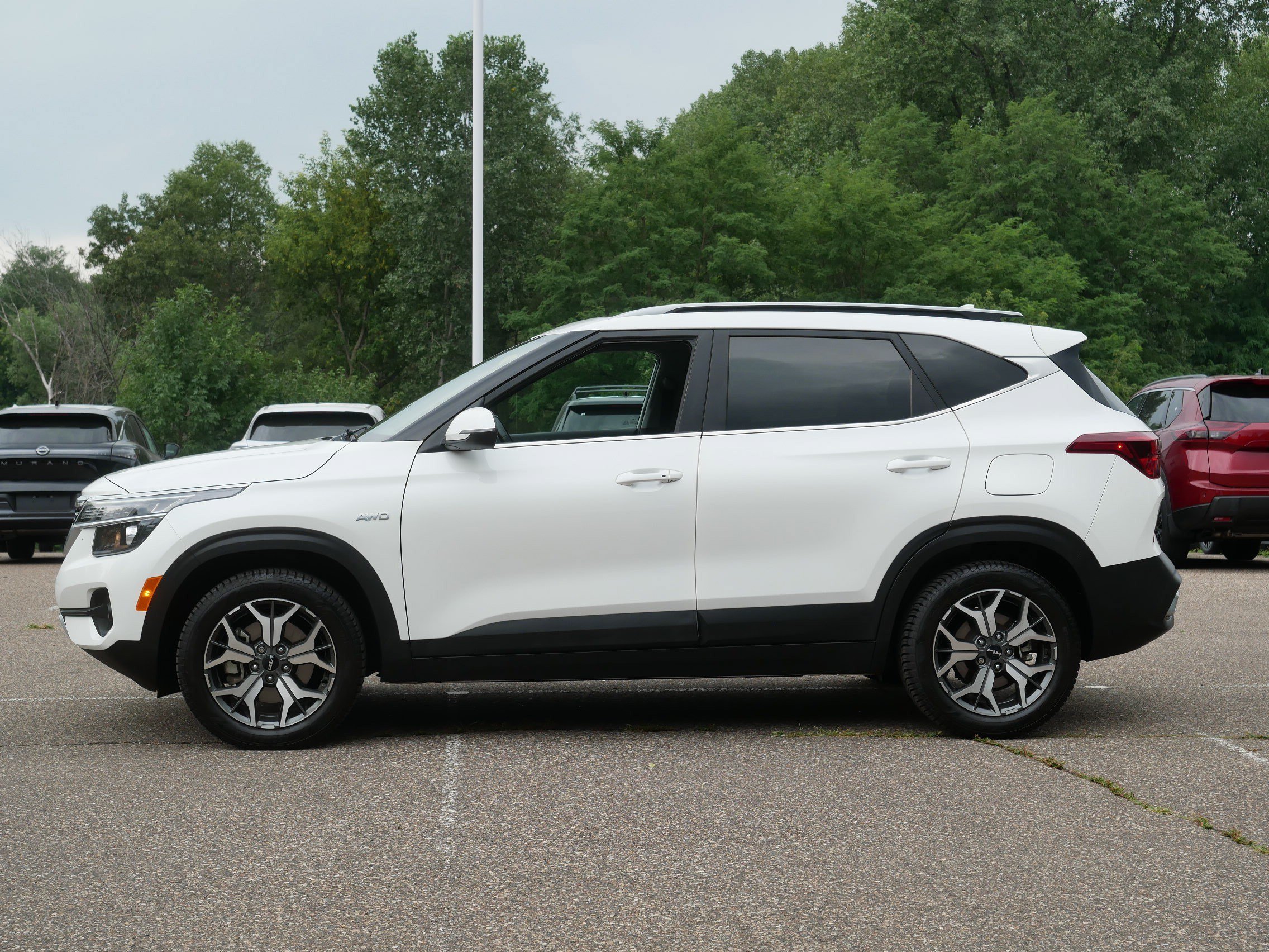 Used 2023 Snow White Pearl Kia EX image 4