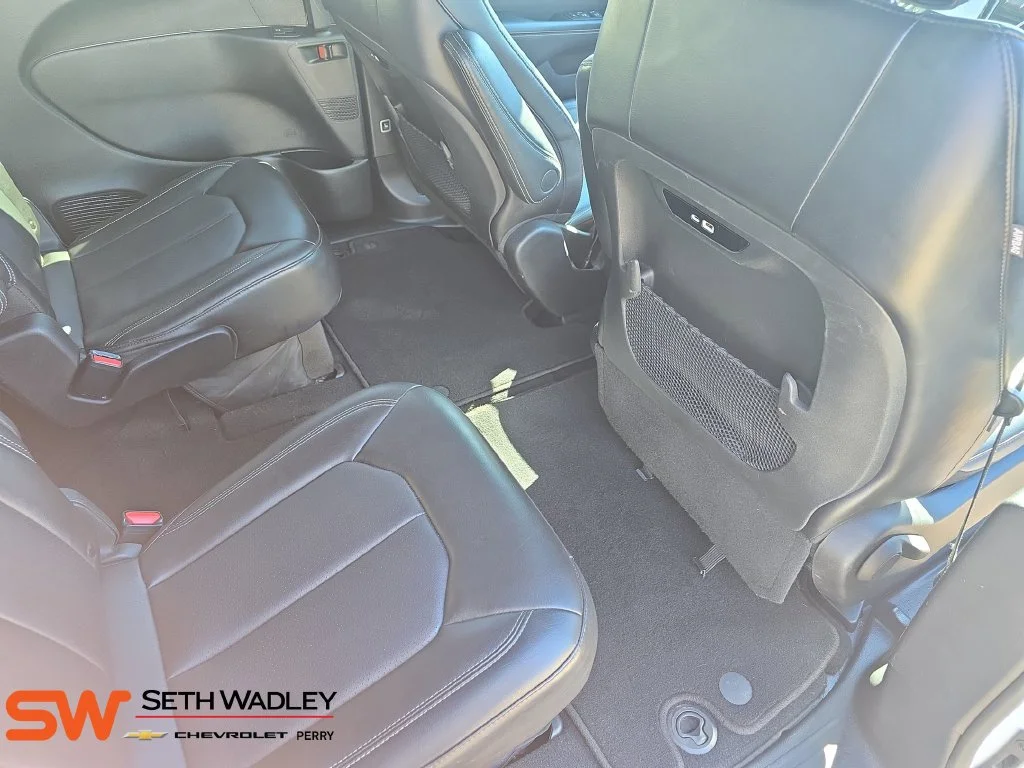 Used 2025 Bright White Clearcoat Chrysler Select image 11