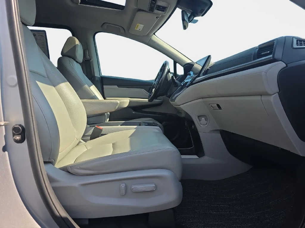 Used 2019 Lunar Silver Metallic Honda Touring image 19