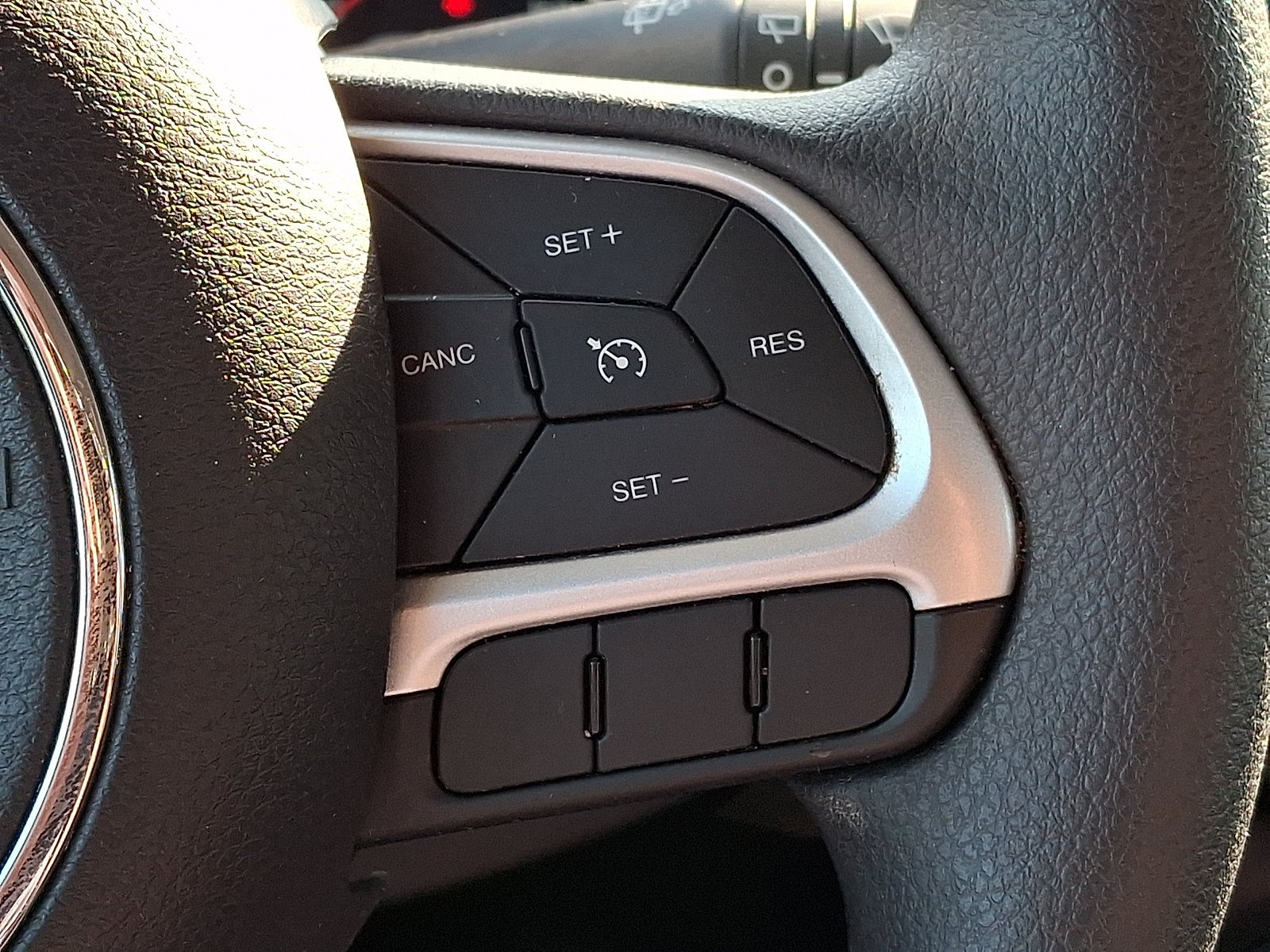 Used 2023 Slate Blue Pearlcoat Jeep Latitude image 21