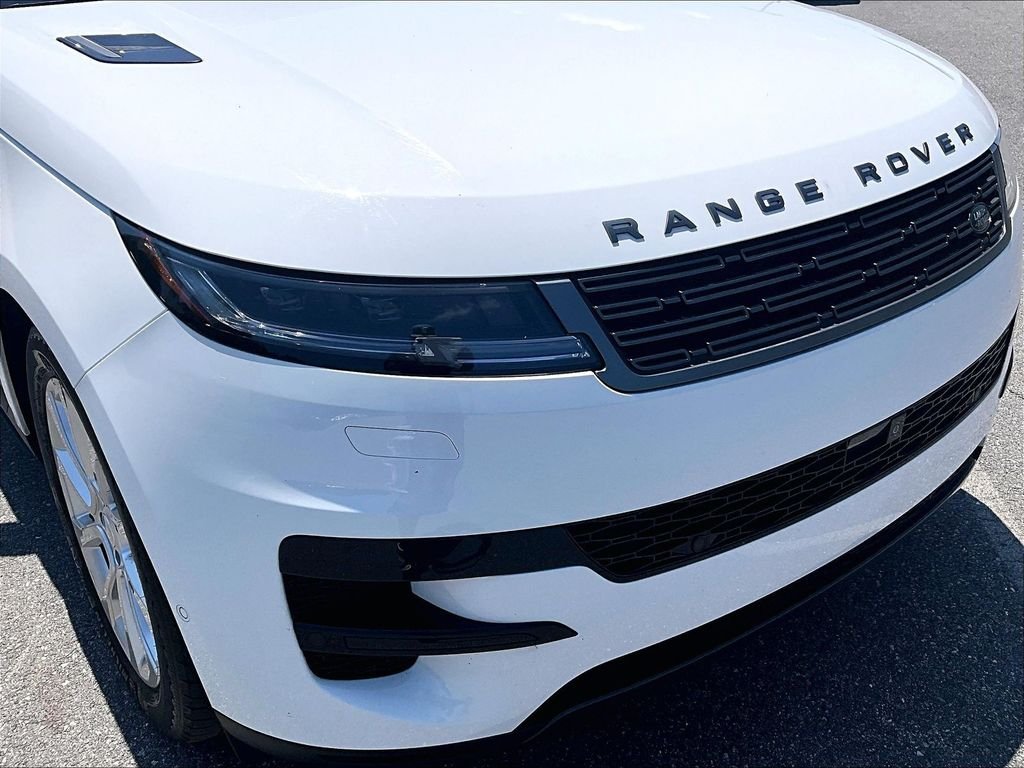 Used 2023 White Land Rover SE image 32