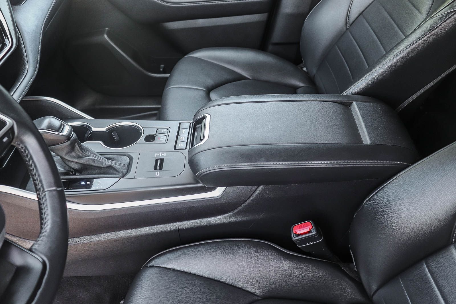 Used 2022 Midnight Black Metallic Toyota XLE image 23