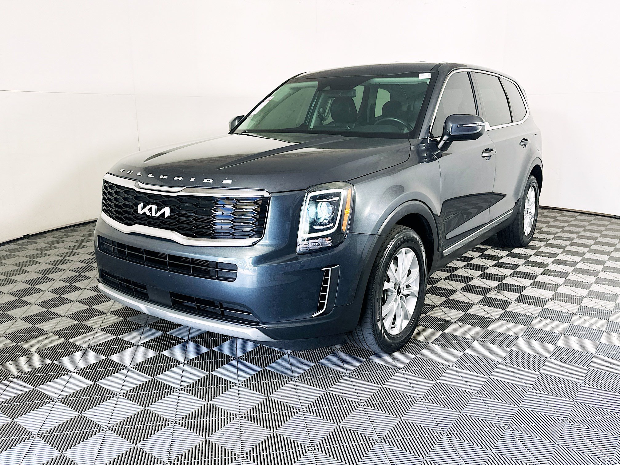 Used 2022 Gravity Grey Kia LX image 7