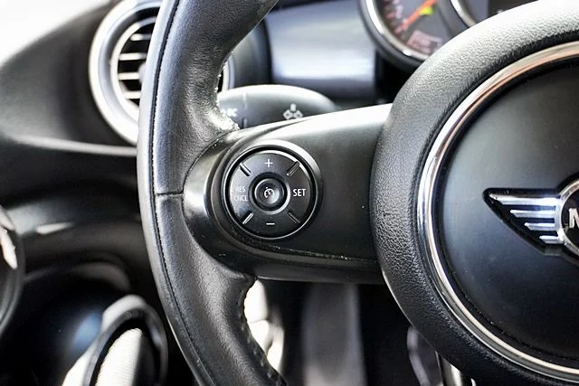Used 2019 White MINI Classic image 32