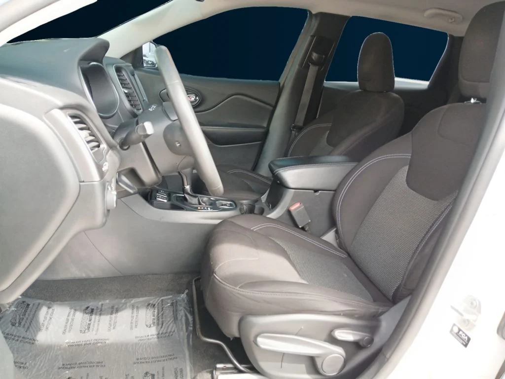 Used 2021 White Jeep Latitude image 10