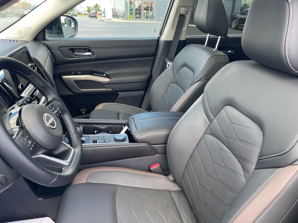 Used 2025 White Nissan Platinum image 13
