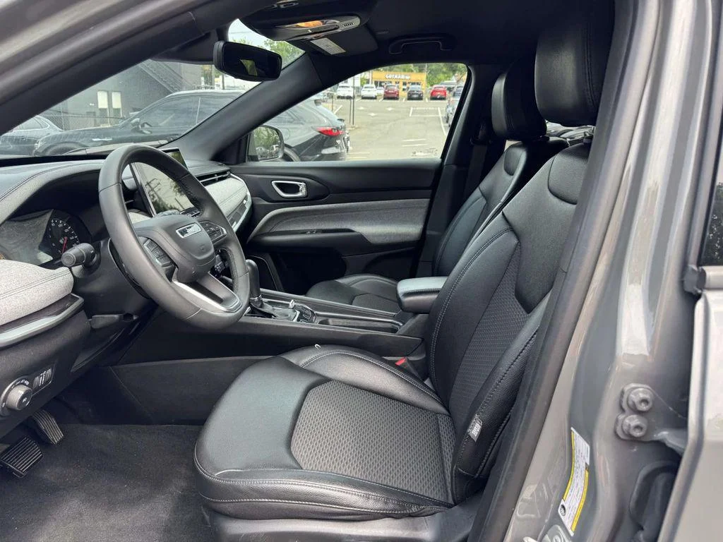 Used 2024 Sting-Gray Clearcoat Jeep Latitude 4x4 image 12
