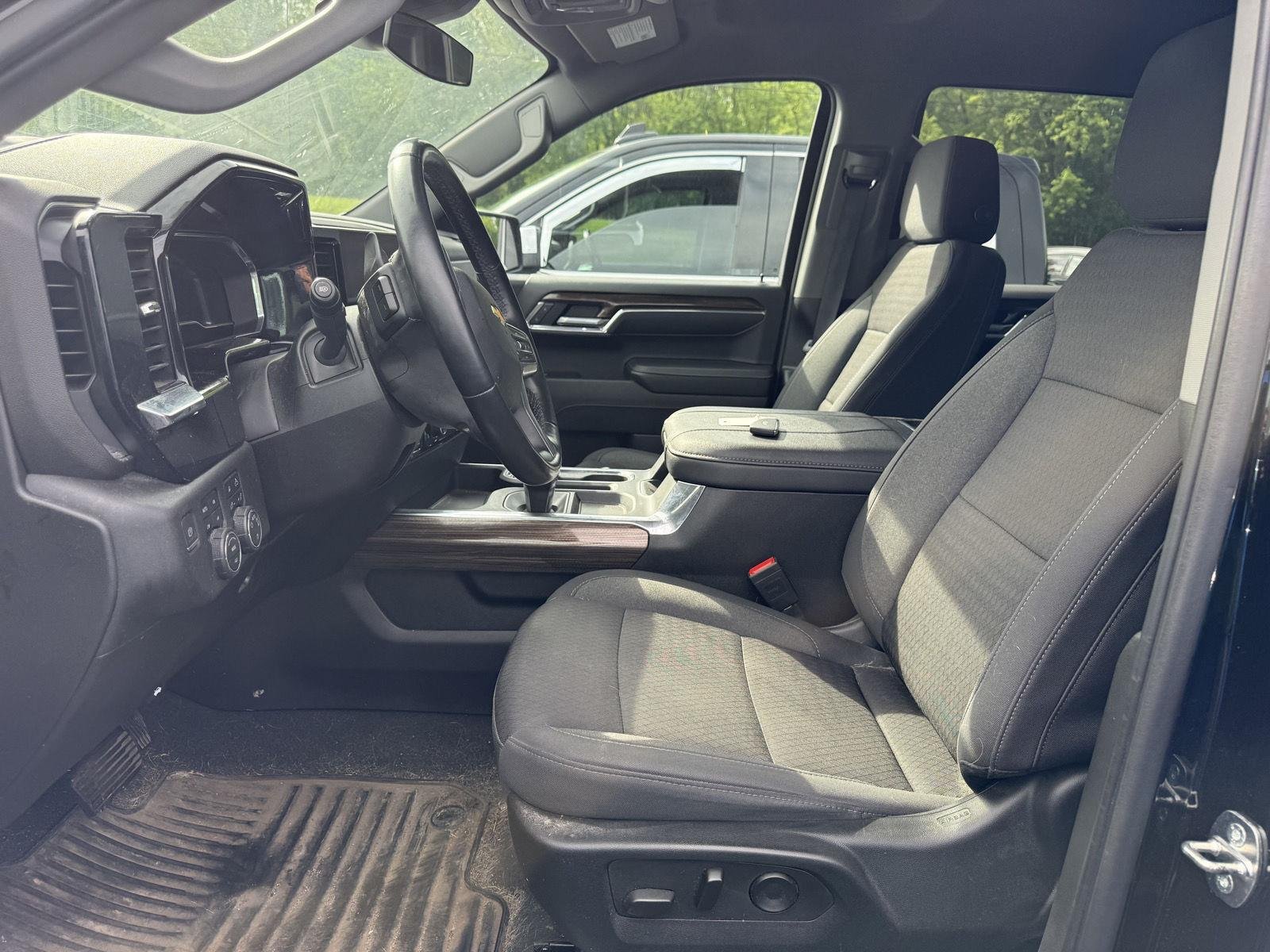 Used 2023 Black Chevrolet LT image 3