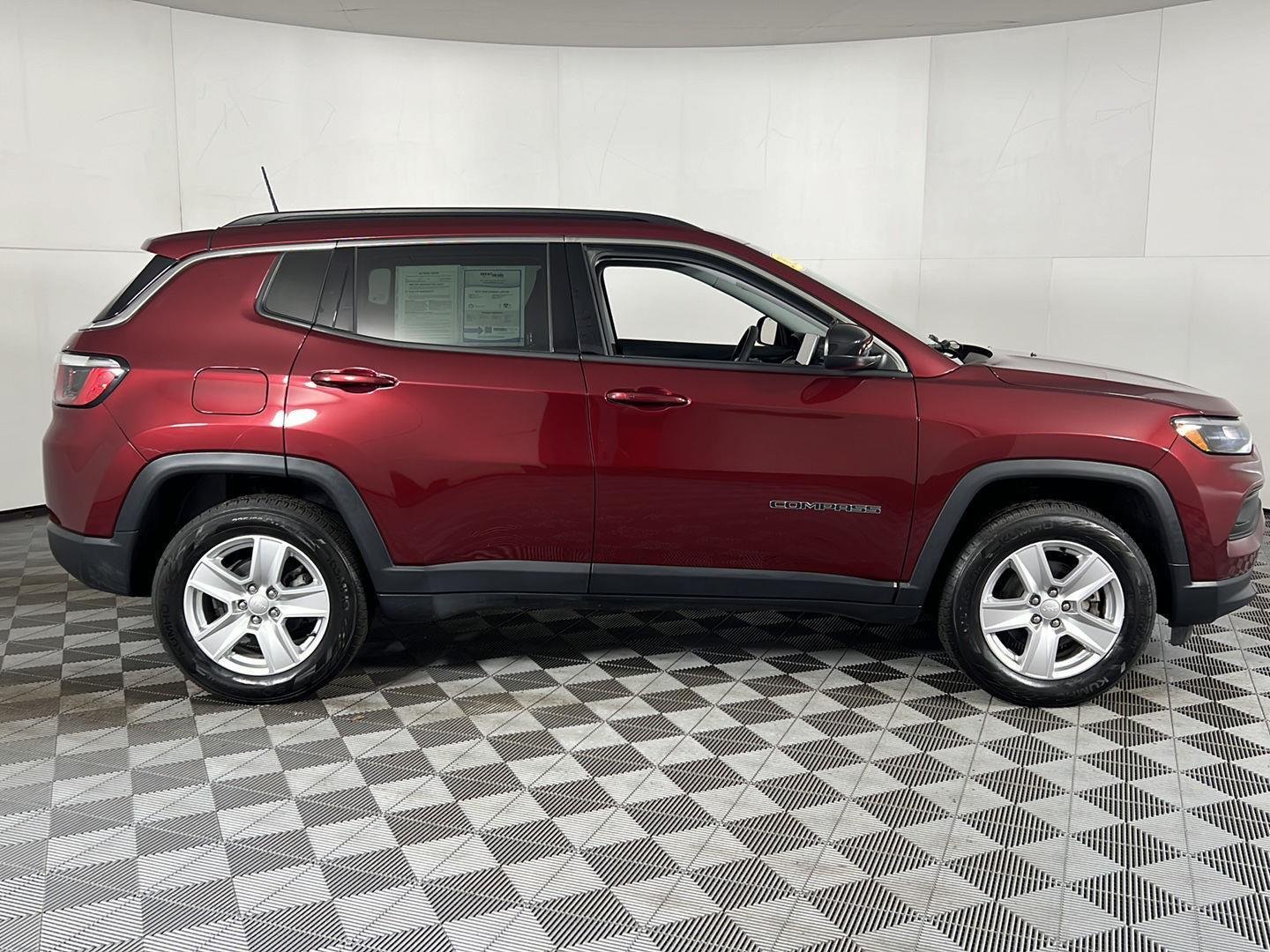 Certified Used 2022 Velvet Red Pearlcoat Jeep Latitude image 10