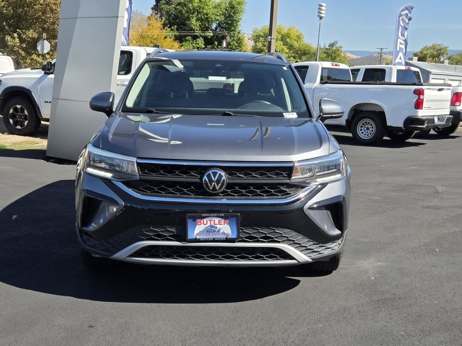 Used 2024  Volkswagen SE image 2