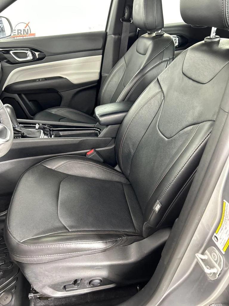 Used 2023 Silver Jeep Limited image 12