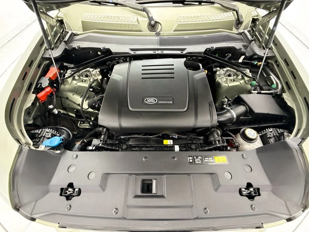Used 2025 Pangea Green Metallic Land Rover S image 28