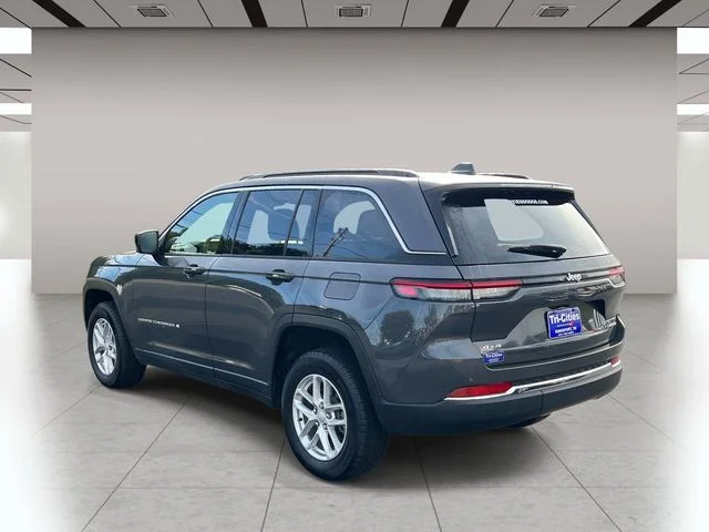 Used 2025 Gray Jeep Laredo X image 6