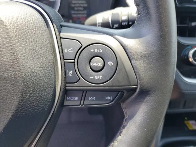 Used 2022 Wind Chill Pearl Toyota LE image 13
