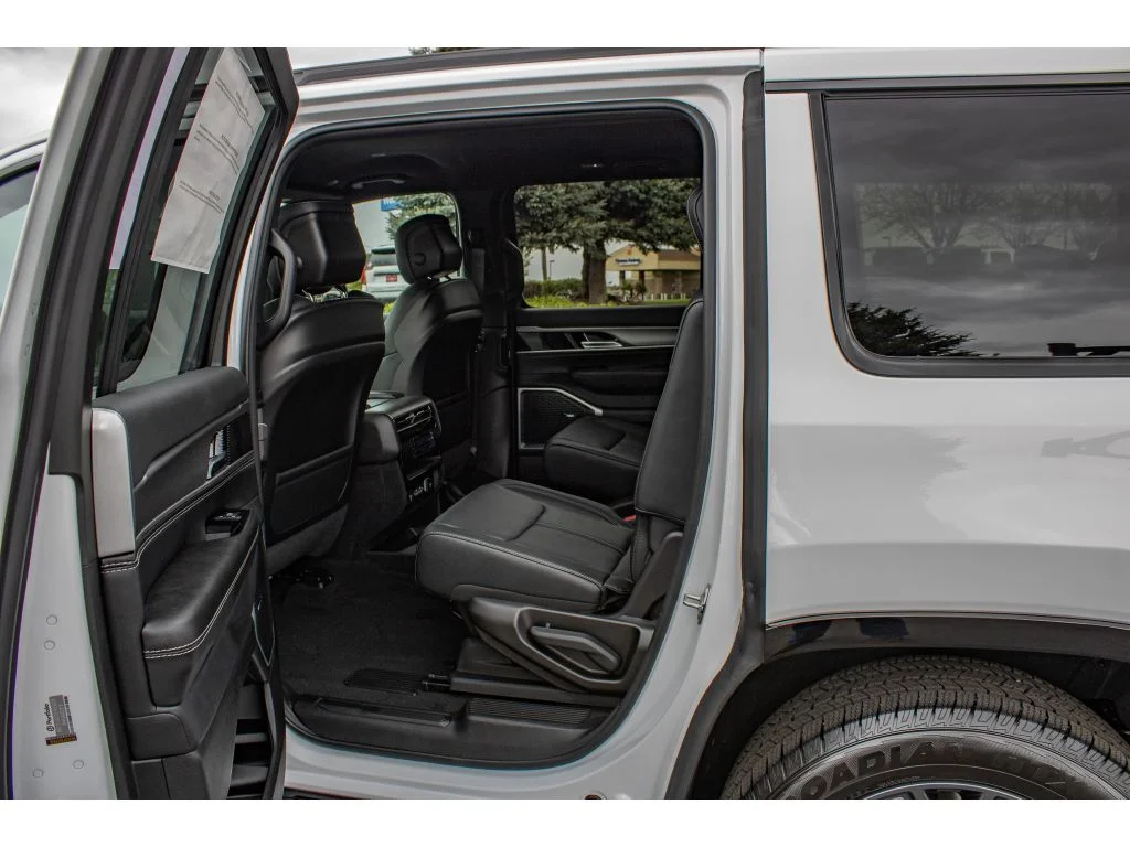 New 2026 Bright White Clear-Coat Exterior Paint Jeep Limited Altitude image 17