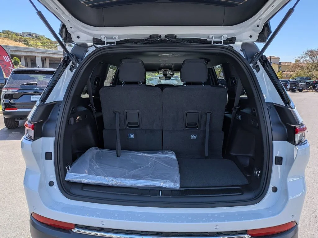 New 2026 Bright White Clear-Coat Exterior Paint Jeep Laredo image 24