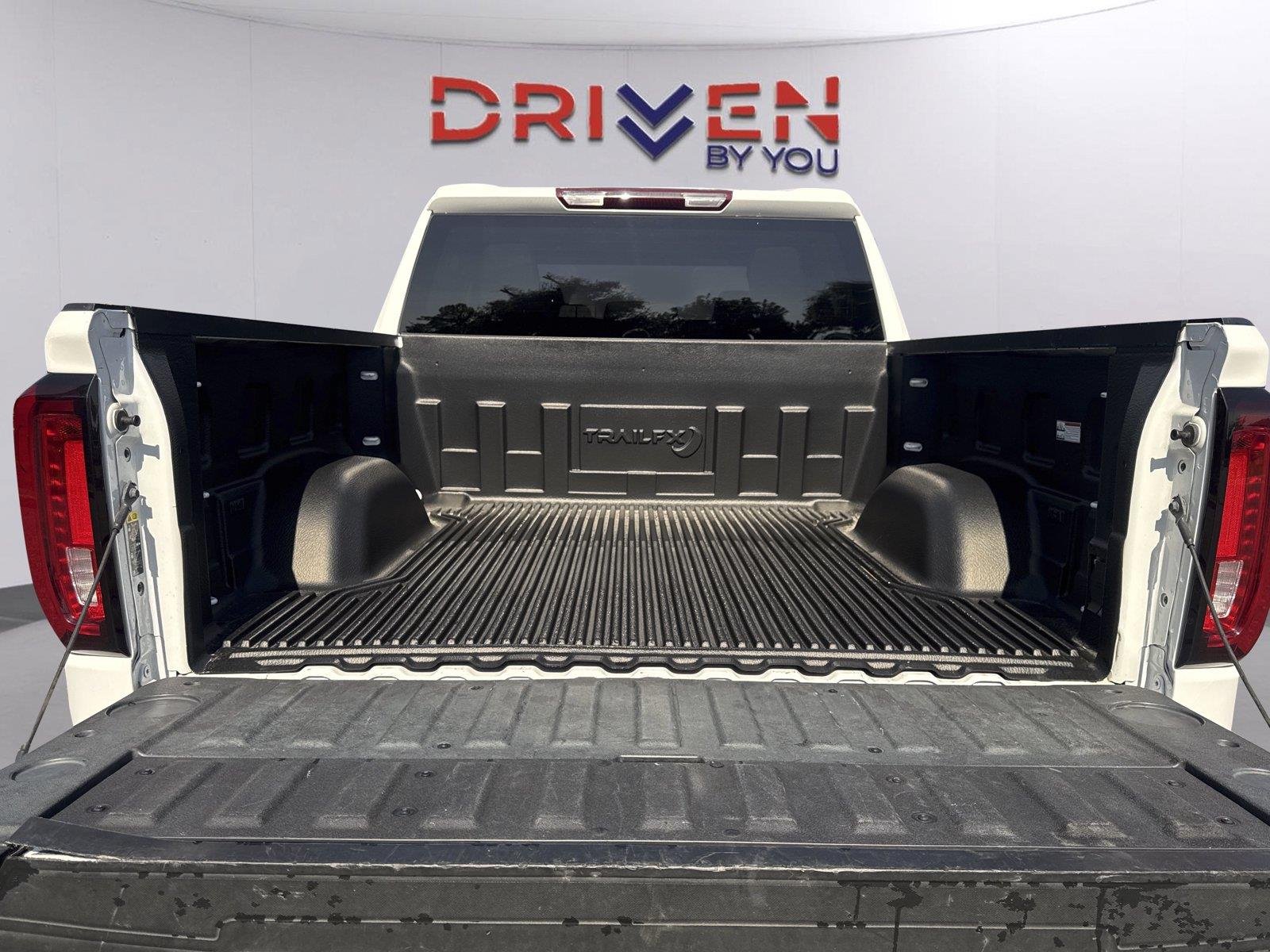 Used 2025 SUMMIT WHITE GMC SLT image 28