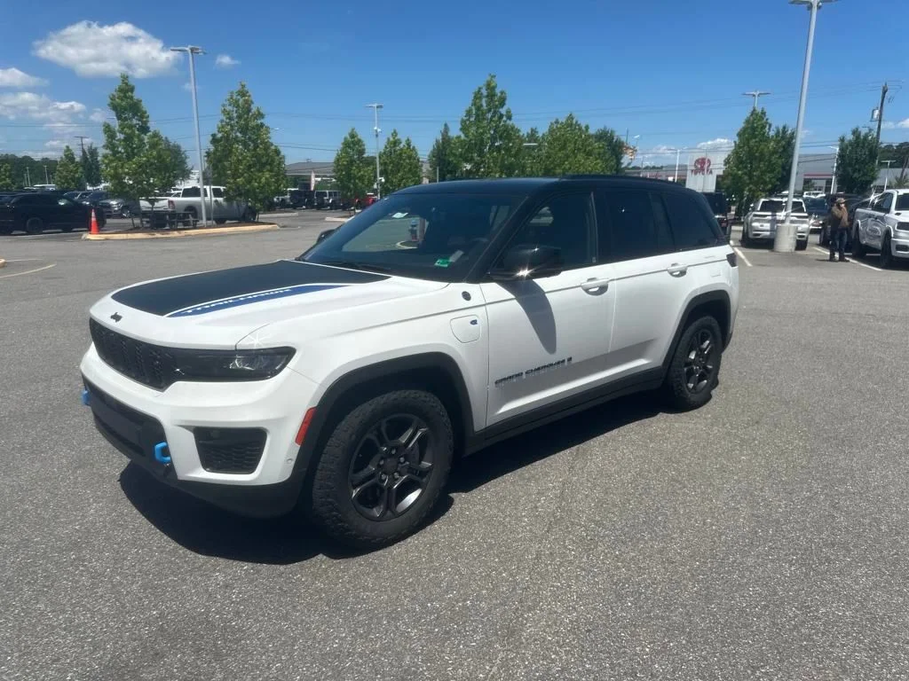 New 2024 Bright White Clear-Coat Exterior Paint Jeep Trailhawk 4xe image 26