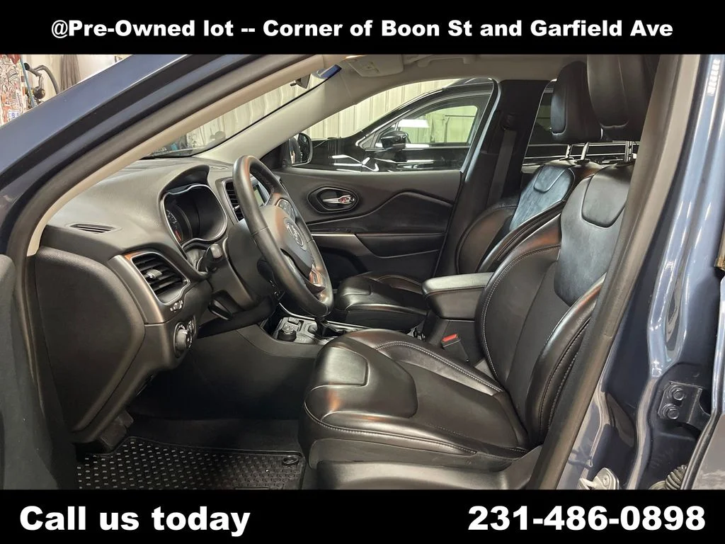Used 2019 Blue Jeep Latitude Plus image 14
